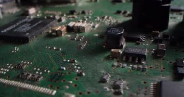 Makro Kamera, Bilgisayar Anakart Bileşenleri: Mikroçip, İşlemci, Transistorlar 'ı gösteriyor. Elektronik Aygıtın İçinde, Süper Bilgisayarın Parçaları.