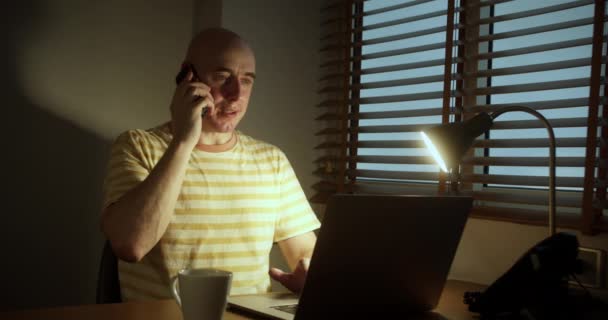 전문적 남자는 사무실에서 컴퓨터를 밤늦게 통화를 대화를 문제를 미소짓는 남자는 — 비디오