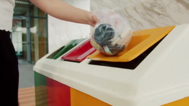 Vrouw Gooit Afval Een Vuilnisbak Plastic Zak Vuilnisbak Recycling Van — Stockvideo