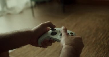 Çocuk oyuncunun elleri Playstation için modern konsolu tutuyor. Video oyunları oynayan adam. Oyun oynayan denetleyici kullanılıyor - elleri ve joypad 'i kapatın.