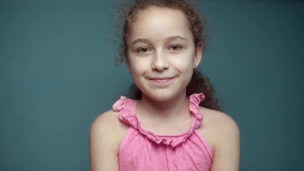 Портрет Сміється Дитина Посміхається Щаслива Дівчинка Дивлячись Камеру Сидить Дивані — стокове відео