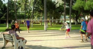 Nha Trang, Vietnam - 10 01 2022: Nha Trang halk parkında sabah egzersizi, insanlar badminton oynuyor. Mutlu emekliler spor yapmak için babinton 'a gidiyor.