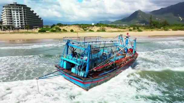 Balıkçı Teknesi Büyük Bir Balık Avıyla Karaya Oturmuş Hava Manzaralı — Stok video