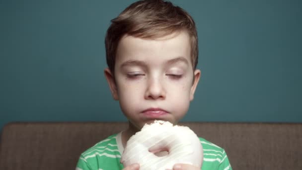 Retrato Criança Feliz Anos Come Delicioso Donut Sobremesa Doce Esmalte — Vídeo de Stock