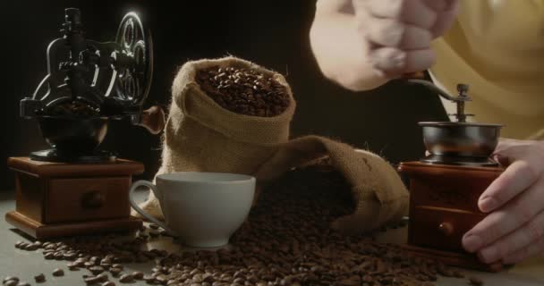 Mens Maalt Koffiebonen Door Middel Van Handmatige Koffiemolen Hete Kop — Stockvideo