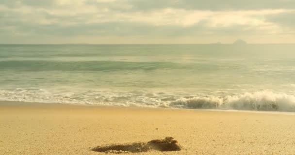 亚洲海滩背景 阳光在沙滩上的波纹 巨大的太阳从云后升起 巨大的山与地平线和海岸相接 — 图库视频影像