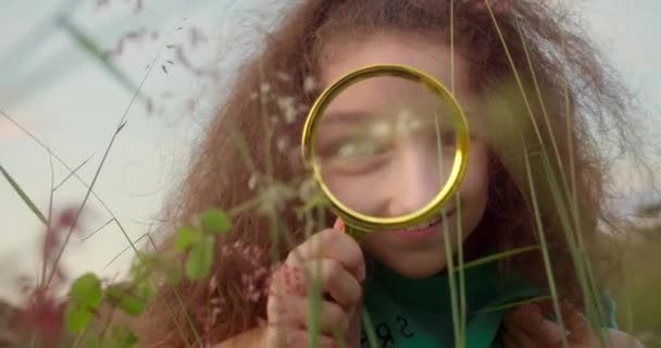 Porträtt Glad Leende Roligt Barn Tittar Kameran Leka Med Förstoringsglas — Stockvideo