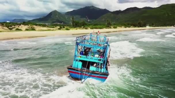 Rybářský Člun Velkým Úlovkem Ryb Uvízlých Úlovkem Letecký Výhled Dron — Stock video