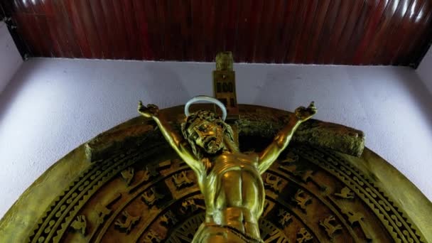 耶稣死在十字架上耶稣在天主教堂内的十字架 基督钉十字架的概念 — 图库视频影像