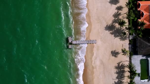 空中无人侦察机拍到了海浪的海洋 美丽的海浪不会一个接一个地结束画面 而碧绿的海浪却在沙滩上冲破 — 图库视频影像