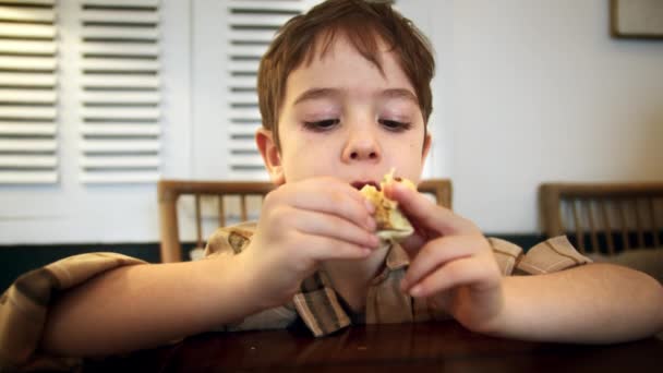 Dziecko Chciwie Przyjemnoscia Gryzie Wielkiego Burgera Stylu Zycia Kuchnia Domu — Wideo stockowe