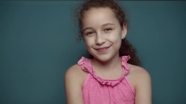 Portrét Smějící Dítě Úsměvem Šťastná Holčička Dívající Kamery Sedí Doma — Stock video