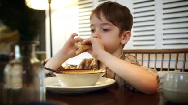 Kind Hebzuchtig Van Genot Bijt Een Grote Hamburger Levensstijl Keuken — Stockvideo