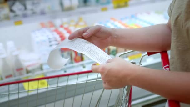 Γυναίκα Ελέγχει Χαρτί Έλεγχο Μετά Ψώνια Για Ψώνια Στο Εμπορικό — Αρχείο Βίντεο