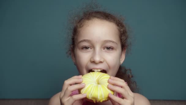 Πορτρέτο Χαρούμενο Παιδί Ετών Τρώει Ένα Ορεκτικό Γλυκό Ντόνατ Επιδόρπιο — Αρχείο Βίντεο