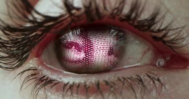 Gözlerin kahverengi iris ile açılışı yakın plan, bilgisayardaki uzun çalışmalardan kalan iltihaplı proteinle kırmızıya boyanmış. Sağlıksız görüş kavramı. 4K ön tarafta Macro video