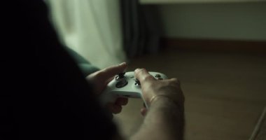 Çocuk oyuncunun elleri Playstation için modern konsolu tutuyor. Video oyunları oynayan adam. Oyun oynayan denetleyici kullanılıyor - elleri ve joypad 'i kapatın.