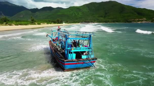 Balıkçı Teknesi Büyük Bir Balık Avıyla Karaya Oturmuş Hava Manzaralı — Stok video
