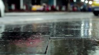 Şiddetli yağmurda arabaları ve motosikletleri geçmek. Büyük yaz veya sonbahar yağmurları şehrin asfaltına düşer, büyük su birikintisine dönüşür, sokakları sel basar.