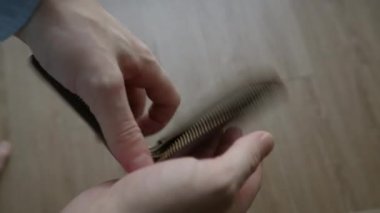 Boş bir cüzdanı açarken ellerini kapat. Ekonomik kriz ve umutsuzluk. Para yok, yoksulluk kavramı