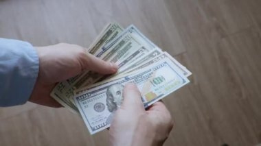 Adam para sayma. Erkek yakışıklı Kont para para kapatın. Para hesaplama. Çalışanın maaş. Nakit para ödeme başarılı iş kavramı. Amerikan Döviz Bankası.