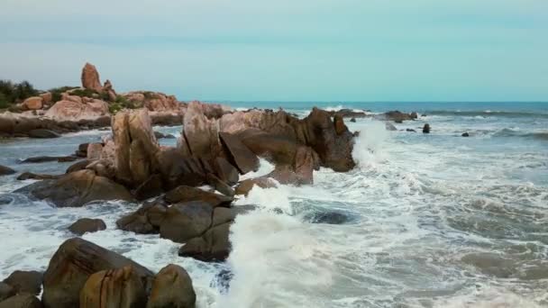 Ničivé Velkolepé Mořské Dipressia Vietnamu Danang Mořské Vlny Havárie Skalách — Stock video