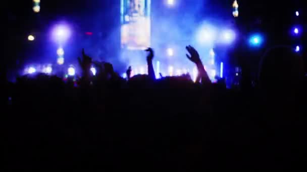 Koncert Zespołu Pop Ulicy Nocy Fani Silhouettes Podnoszą Ręce Przed — Wideo stockowe