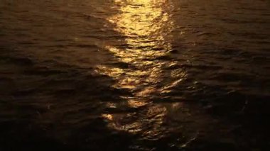 İnsansız hava aracı bebek tarafı cennet kumsalında dönüyor. Gün doğumu, Asya, Vietnam. Gün batımı ya da gün doğumu manzarası Doğanın inanılmaz ışığı bulutlu gökyüzü. 4K.