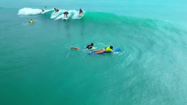 Surfer Reiten Große Welle Vietnam Sportler Glückliche Menschen Glücklich Mit — Stockvideo