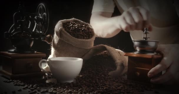 Mens Maalt Koffiebonen Door Middel Van Handmatige Koffiemolen Warme Koffiekop — Stockvideo