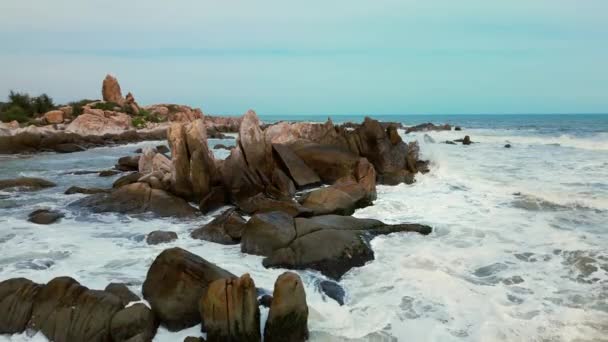在越南 破坏性的 壮观的海上大萧条 海浪冲击着海岸的岩石 造成了水波的爆发 冰川融化增加了海水的体积 — 图库视频影像