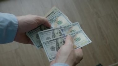 Adam para sayma. Erkek yakışıklı Kont para para kapatın. Para hesaplama. Çalışanın maaş. Nakit para ödeme başarılı iş kavramı. Amerikan Döviz Bankası.