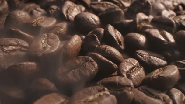 Granos Café Aromáticos Humo Difuso Suave Procedente Granos Café Tostados — Vídeo de stock