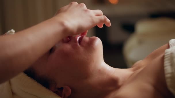 Jovem Atraente Mulher Morena Bonito Recebe Massagem Facial Salão Spa — Vídeo de Stock