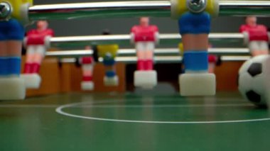 Masa futbolu, masa üstü oyunu. Evde futbol masasında oynamak. 4K