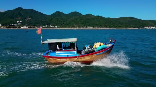 Сонячний Ранок Рибальський Човен Поспішає Море Щоб Уловити Морепродукти Рибалки — стокове відео