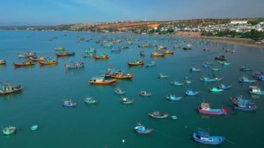 Yüzlerce Azmatian balıkçı teknesi gece denize açılmaya hazırlanıyor. Balıkçılık, Mui Nes 'in hava manzarası. Büyük bir balıkçı filosu Vietnam' ın merkezine deniz ürünleri getiriyor..