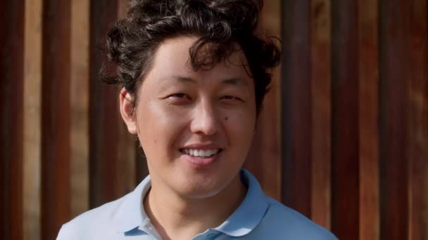 Porträt Junger Selbstbewusster Smarter Asiatischer Geschäftsmann Blickt Die Kamera Und — Stockvideo