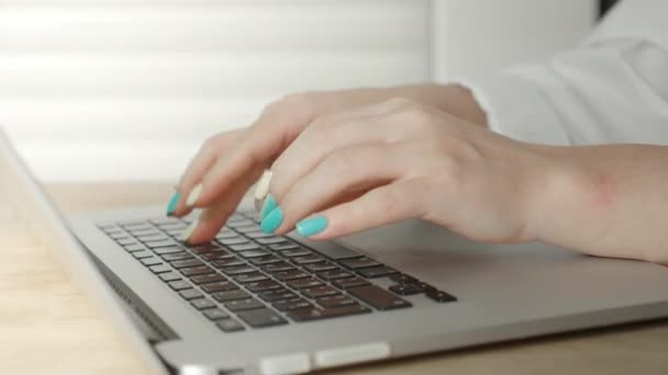 Mixed Race Vrouwelijke Handen Sms Laptop Toetsenbord Close Drukke Zakenvrouw — Stockvideo