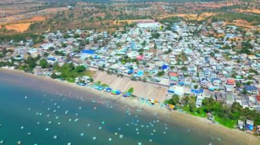 Mui Ne, Vietnam 'da balıkçı köyü. Güneşli bir sabahta yüzlerce tekne demir attı. Burası teknelerin koyudur. Yağmurlu mevsimlerden korunmak için.