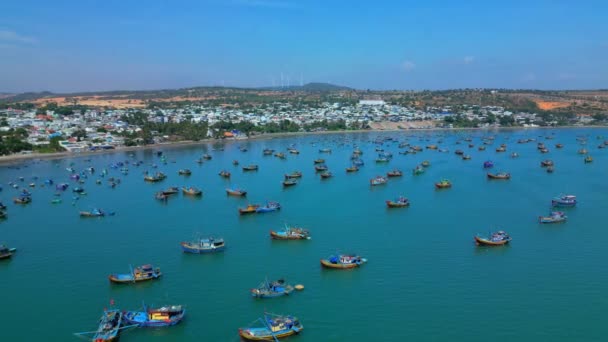 何百ものアジアの漁船が夜の釣りで海に出る準備をしているアンカーにあります 中央ベトナムに魚介類をもたらすムイ ネス巨大な漁船の空中ビュー — ストック動画
