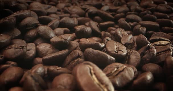 香味咖啡豆 烘烤咖啡豆散发出来的浓烟 烤咖啡豆的宏观镜头 射在烤咖啡豆发出的浓烟中 — 图库视频影像