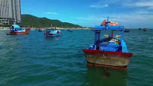 何百ものアジアの漁船が夜の釣りで海に出る準備をしているアンカーにあり Nha Trangの巨大な漁船の空の景色は ベトナム中央部に魚介類をもたらす — ストック動画