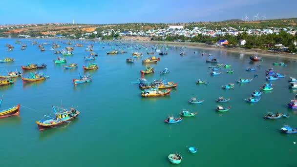 何百ものアジアの漁船が夜の釣りで海に出る準備をしているアンカーにあります 中央ベトナムに魚介類をもたらすムイ ネス巨大な漁船の空中ビュー — ストック動画