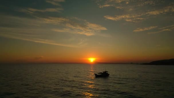 Indah Tenang Matahari Terbenam Dengan Hanya Satu Kapal Pesiar Laut — Stok Video