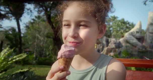 Uma Criança Bonita Desfruta Delicioso Cone Sorvete Durante Verão Criança — Vídeo de Stock