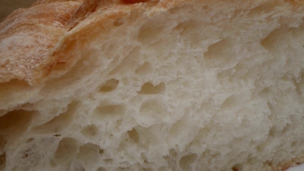 Makrodolly Beim Brechen Von Frisch Gebackenem Brot Slow Motion Frisch — Stockvideo