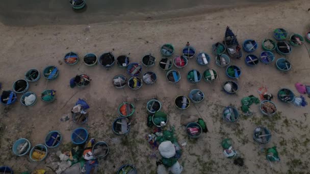 糸の美しい夕日のテクスチャ 数十のアジアの漁船や海のサーファーの海岸からのドローンビューからの映像 ネベトナム糸 アジア — ストック動画