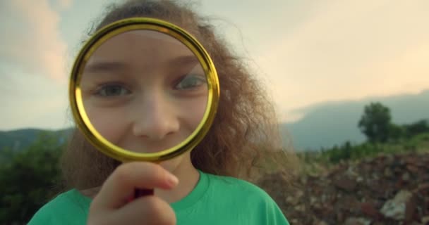 Büyüteçle Oynayan Kameraya Bakan Mutlu Gülümseyen Komik Çocuk Portresi Çocuk — Stok video