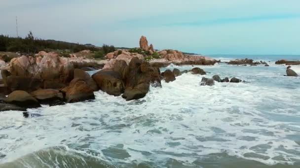 在越南 破坏性的 壮观的海上大萧条 海浪冲击着海岸的岩石 造成了水波的爆发 冰川融化增加了海水的体积 — 图库视频影像